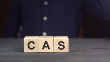 Gömlekli bir adam ahşap küplerden 