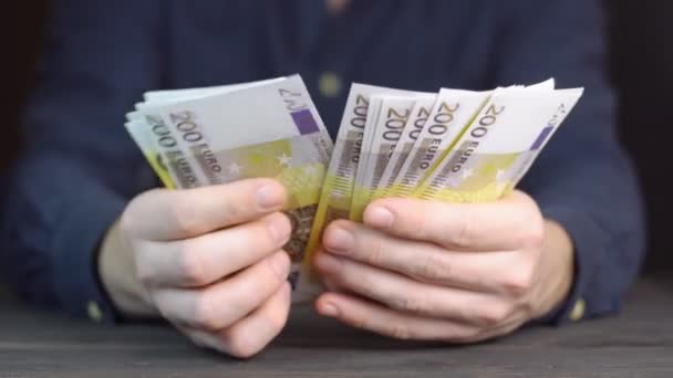 ユーロ紙幣を数える男の手を閉じる — ストック動画
