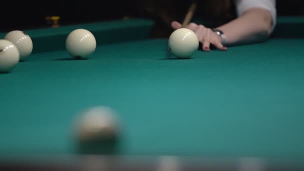 Κοντινό πλάνο μιας γυναίκας χτυπά την μπάλα με ένα σύνθημα και χτυπά την τρύπα. Παίζοντας μπιλιάρδο στο πράσινο τραπέζι. — Αρχείο Βίντεο