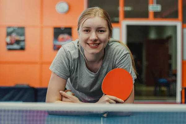 笑顔ティーン女の子テーブルテニスプレーヤーとともにping pongラケット ストックフォト