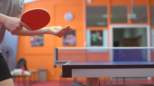 Großaufnahme einer Tischtennis- oder Tischtennisspielerin beim Servieren, Zeitlupe — Stockvideo