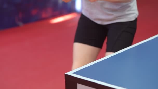 Close-up van een vrouwelijke tafeltennis of ping pong speler serveren, slow motion — Stockvideo