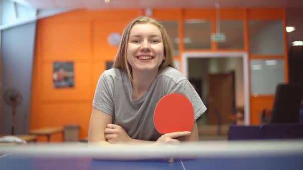 Портрет улыбающейся теннисистки с мячом для пинг-понга — стоковое видео