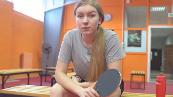 Porträtt av en seriös kvinnlig bordtennisspelare med pingisracket — Stockvideo