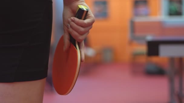 Primer plano de la joven jugadora de tenis de mesa sosteniendo raqueta de ping pong, espacio para copiar — Vídeos de Stock