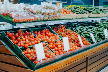 Markette taze domates. Çiftçi pazarının rafında sebzeler var..