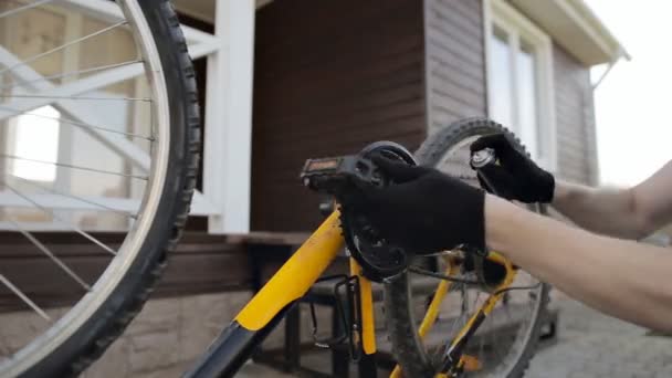 男性の手の洗浄とオイルスプレーで自転車のギアを油で閉じます。作業工程 — ストック動画