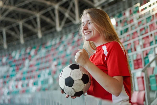 Portrét vzrušeného fotbalového fanouška sledujícího fotbalový zápas na velkém stadionu — Stock fotografie