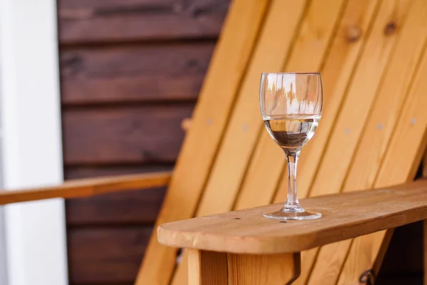 Copa de vino blanco en una silla de madera. Copiar espacio — Foto de Stock