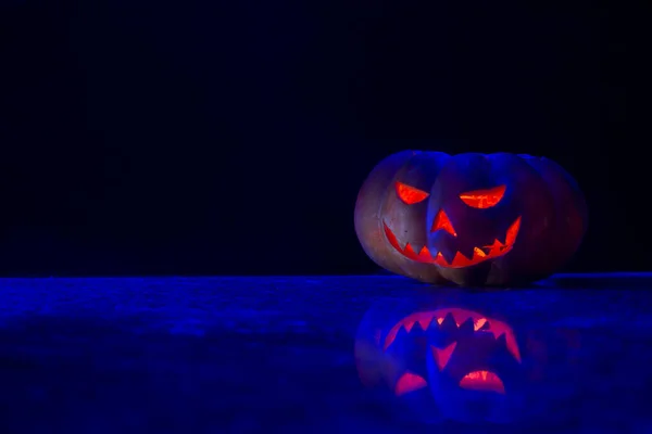 Hallowen Citrouille Rayonnant Sur Fond Sombre Avec Éclairage Bleu — Photo