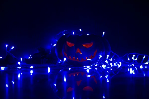 Calabaza Halloween Con Algunas Magdalenas Calabaza Con Luces Azules Sobre — Foto de Stock