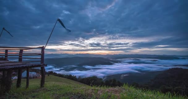 観光客の運動時間経過は、土肥サマーダオ、南、タイのピーク時に霧の美しい朝の海を見に来る:2020年10月 — ストック動画