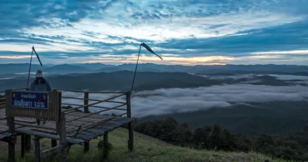 Timelapse del turista vienen a ver hermoso mar de niebla por la mañana en el pico de Doi Samer Dao, Nan, Tailandia: octubre 2020 — Vídeos de Stock