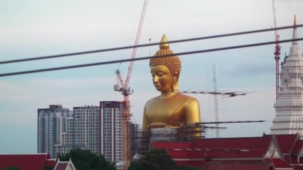 Budowa dużych buddów Wat Paknam Phasi Charoen (dhammakaya thep mongkol buddha), Bangkok, Tajlandia, sierpień 2020 — Wideo stockowe