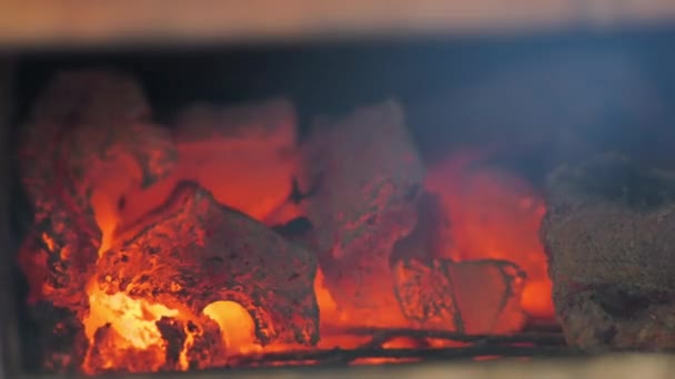 Fiamma di carbone che brucia nella stufa barbecue pit — Video Stock