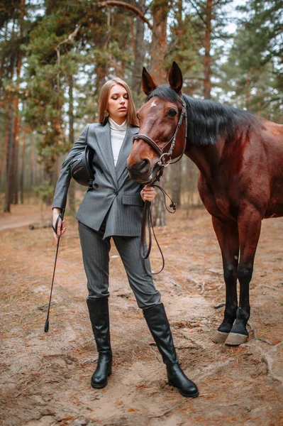 Dziewczyna Jeździec Stojący Obok Konia — Zdjęcie stockowe