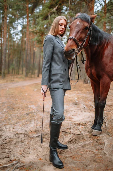 Dziewczyna Jeździec Stojący Obok Konia — Zdjęcie stockowe
