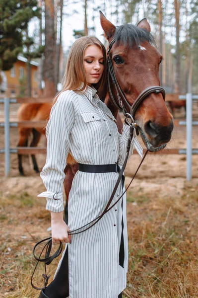 Reiterin Steht Neben Einem Pferd — Stockfoto