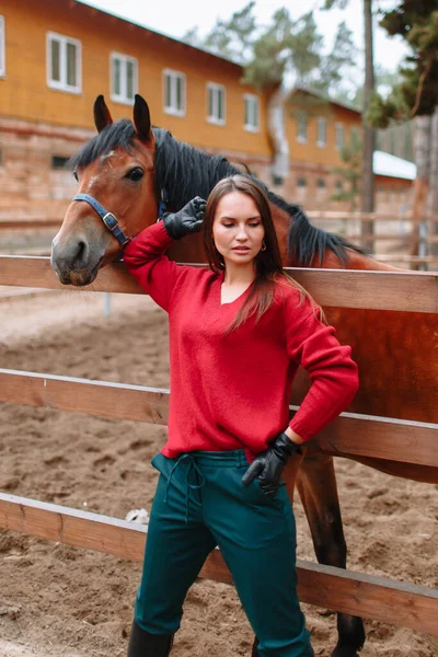 Reiterin Steht Neben Einem Pferd — Stockfoto