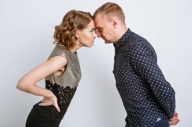 Genç bir adam ve kız arkadaşı başlarını birbirine yaslayıp dinleniyorlar..