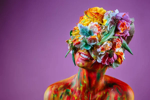 Una Chica Con Flores Frescas Cabeza Hombre Flores Imágenes De Stock Sin Royalties Gratis