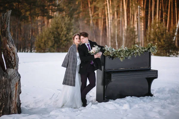 Een Meisje Een Trouwjurk Een Jongeman Staan Naast Piano Winterfotografie — Stockfoto