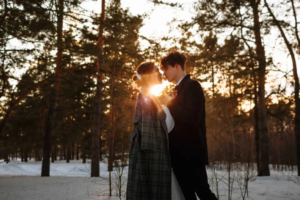Två Älskare Står Vinterskog Mot Bakgrund Solnedgången — Stockfoto