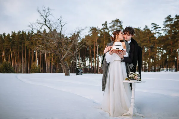 Bruden Och Brudgummen Håller Bröllopstårta Sina Händer Stående Snön Skogen — Stockfoto