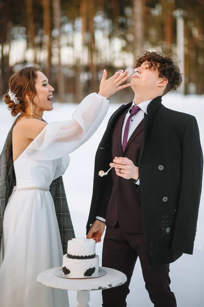 Невеста Хочет Смазать Лицо Жениха Куском Свадебного Торта Стрельба Зимнем — стоковое фото