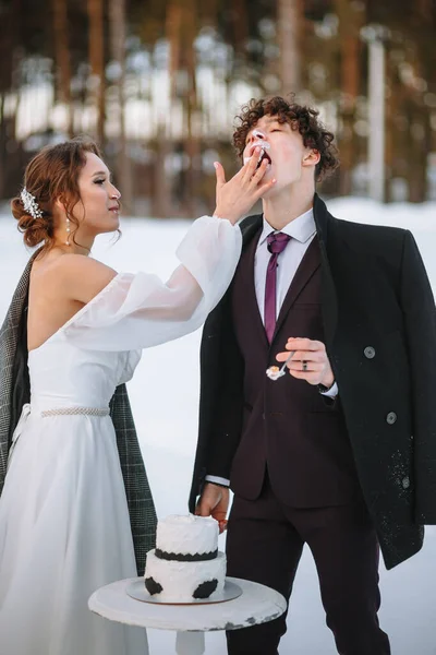 Bruid Wil Het Gezicht Van Bruidegom Besmeuren Met Een Stuk — Stockfoto