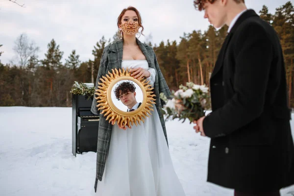 Γαμπρός Κοιτά Στον Καθρέφτη Που Κρατάει Νύφη Νύφη Φοράει Μια — Φωτογραφία Αρχείου