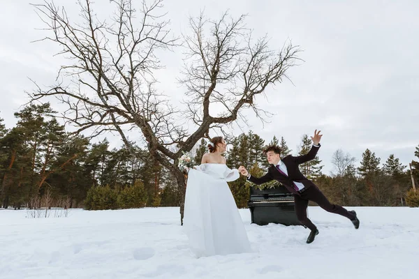 Bruid Houdt Hand Van Bruidegom Vast Winterwoud Met Een Piano — Stockfoto