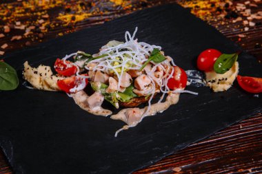 Siyah tahtada bezelye püresi ile birlikte et parçaları. Masanın üzerinde.