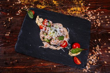 Siyah tahtada bezelye püresi ile birlikte et parçaları. Masanın üzerinde.