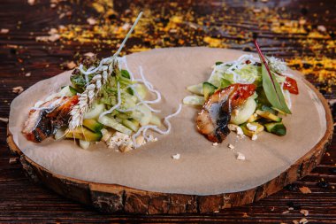 Taze kesilmiş sebzeli kızarmış yılan balığı..