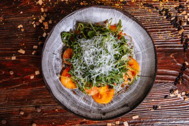 Sarı domates salatası ve rendelenmiş peynir..