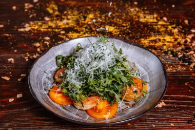 Sarı domates salatası ve rendelenmiş peynir..