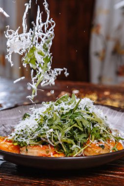 Sarı domates salatası ve rendelenmiş peynir..