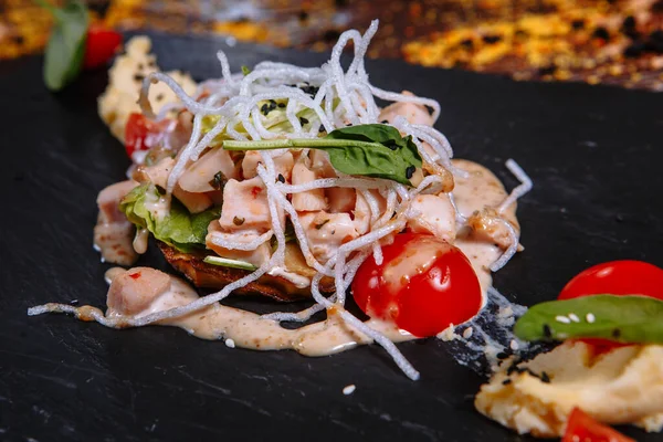 Siyah tahtada bezelye püresi ile birlikte et parçaları. Masanın üzerinde.