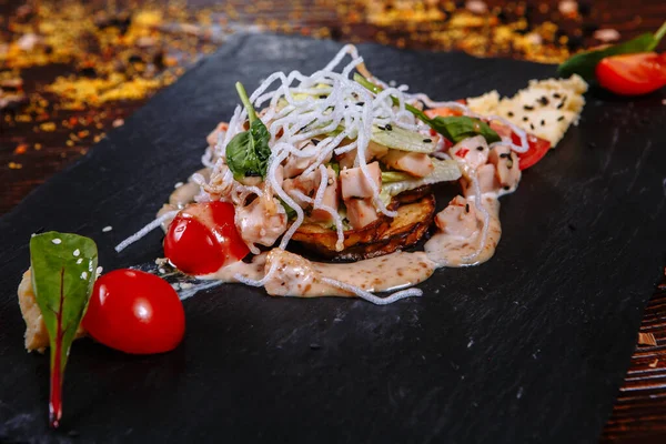 Siyah tahtada bezelye püresi ile birlikte et parçaları. Masanın üzerinde.