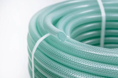 Kutuya sarılı plastik bir hortum ve plastik bir kilitle bağlanmış.