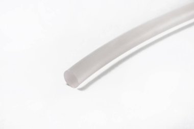 Beyaz arka planda, kauçuk hortumun kesik ucu.