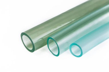 Beyaz arka planda, farklı çapta lastik hortumların uçları