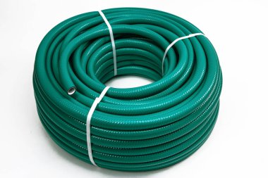 Kutuya sarılı plastik bir hortum ve plastik bir kilitle bağlanmış..