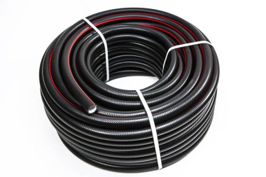 Kutuya sarılı plastik bir hortum ve plastik bir kilitle bağlanmış..