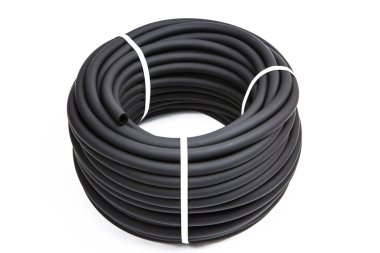 Kutuya sarılı plastik bir hortum ve plastik bir kilitle bağlanmış..