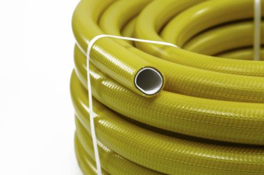 Kutuya sarılı plastik bir hortum ve plastik bir kilitle bağlanmış.