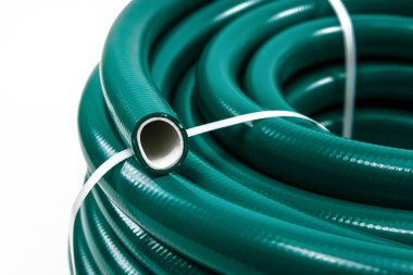 Kutuya sarılı plastik bir hortum ve plastik bir kilitle bağlanmış.