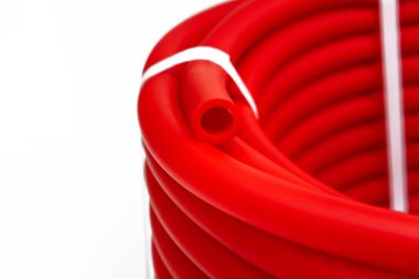 Bobbine sarılı bir hortum ve plastik bir kilitle bağlanmış.