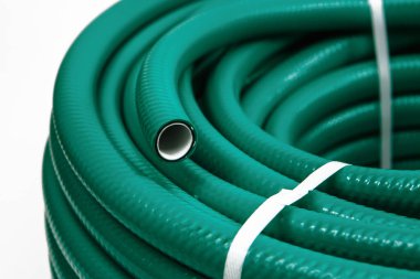 Kutuya sarılı plastik bir hortum ve plastik bir kilitle bağlanmış.